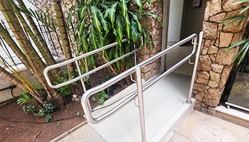 Descubra por que o guarda-corpo de inox é a escolha ideal para áreas elevadas