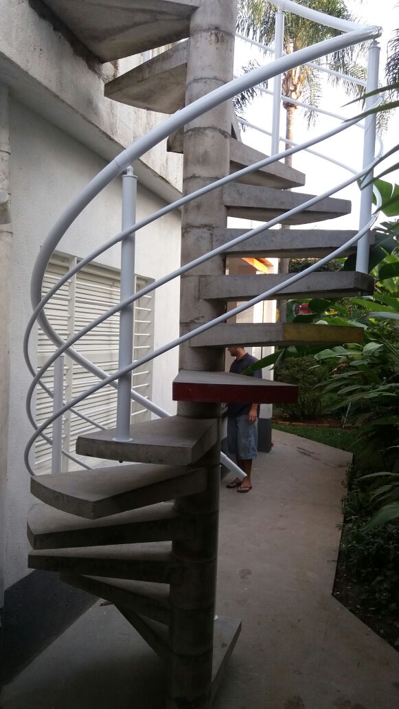 Corrimão em aço inox: o acabamento que transforma escadas comuns em projetos de alto padrão